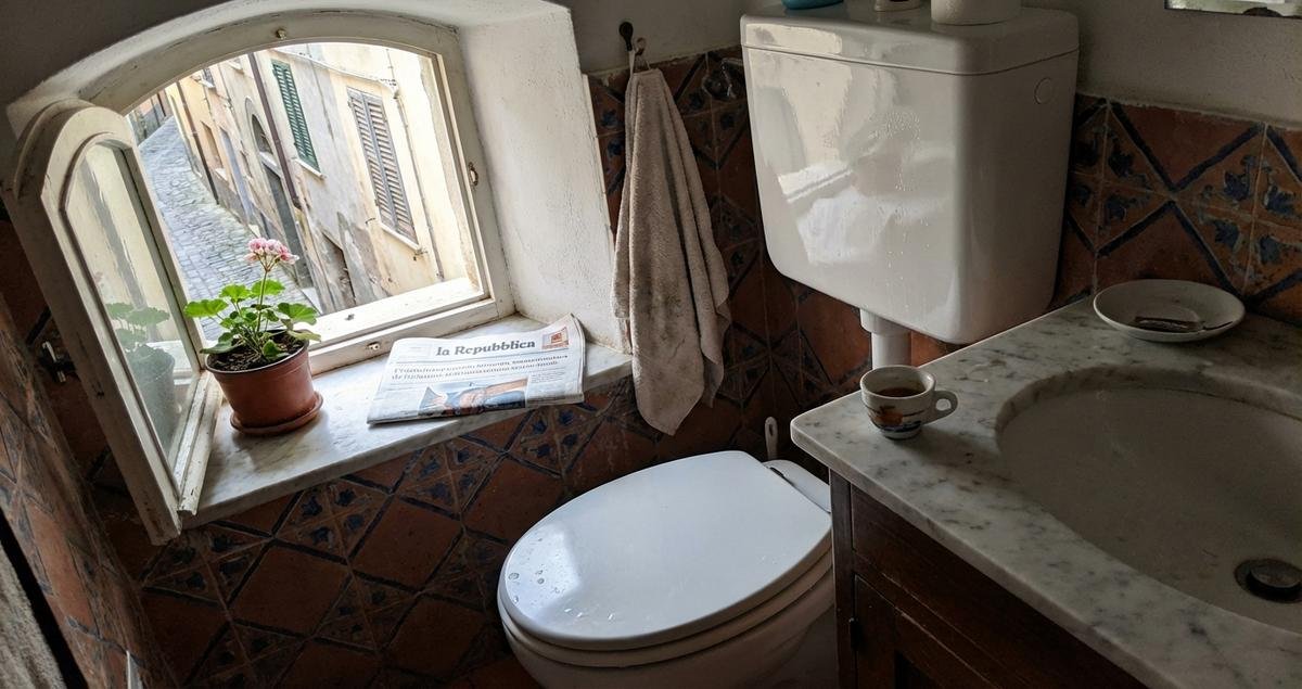 toilette-dibattito-risolto-sedile-su-o-giu-cosa-dicono-gli-esperti