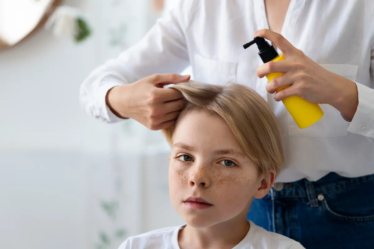 Prodotti naturali per pidocchi: oli, infusi e trattamenti delicati per eliminare i parassiti e proteggere i capelli dei bambini senza irritazioni.